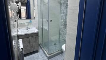 Chuveiro, secador de cabelo, toalhas de banho, sabonete