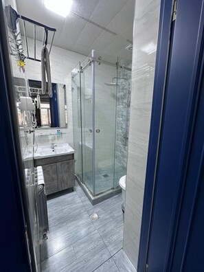 Shower, hair dryer, towels, soap - DILFUZ FAMELY GUEST HOUSE (Samarkand)