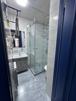 Ducha, secador de pelo, toallas, jabón