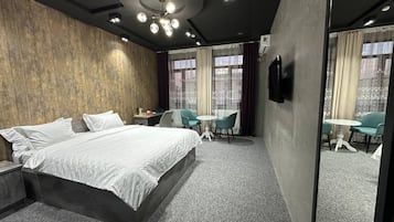 Habitación doble estándar, vista a la ciudad | Wifi gratis