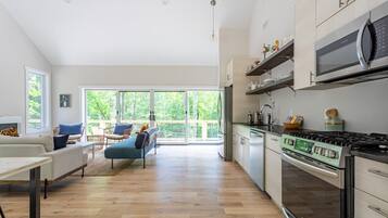 Coffee/tea maker, fridge, microwave, oven