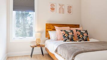 3 bedrooms, desk, iron/ironing board, travel crib