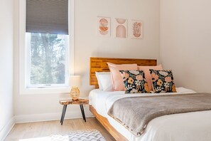 3 soverom, skrivebord, strykejern/-brett og reiseseng for barn