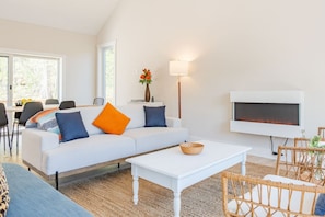 Smart TV, fireplace, ping pong, books - Airy Tree Canopy Home w/ Creek Views & Family Suite (Sparrow Bush)