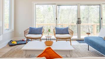 Smart TV, fireplace, ping pong, books