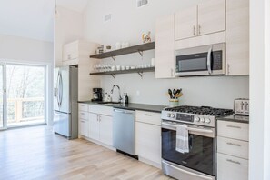 Fridge, microwave, oven, stovetop - Airy Tree Canopy Home w/ Creek Views & Family Suite (Sparrow Bush)