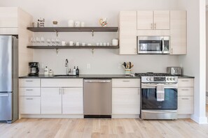 Frigorifero, microonde, forno, piano cottura