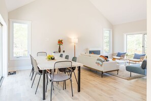 Smart-TV, peis, bordtennis og bøker