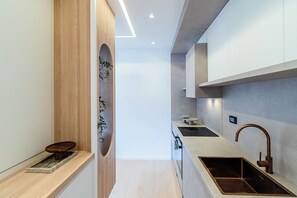 Fridge, oven, dishwasher, coffee/tea maker