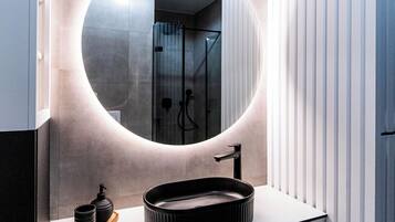 Douche, séchoir à cheveux, serviettes fournies, savon