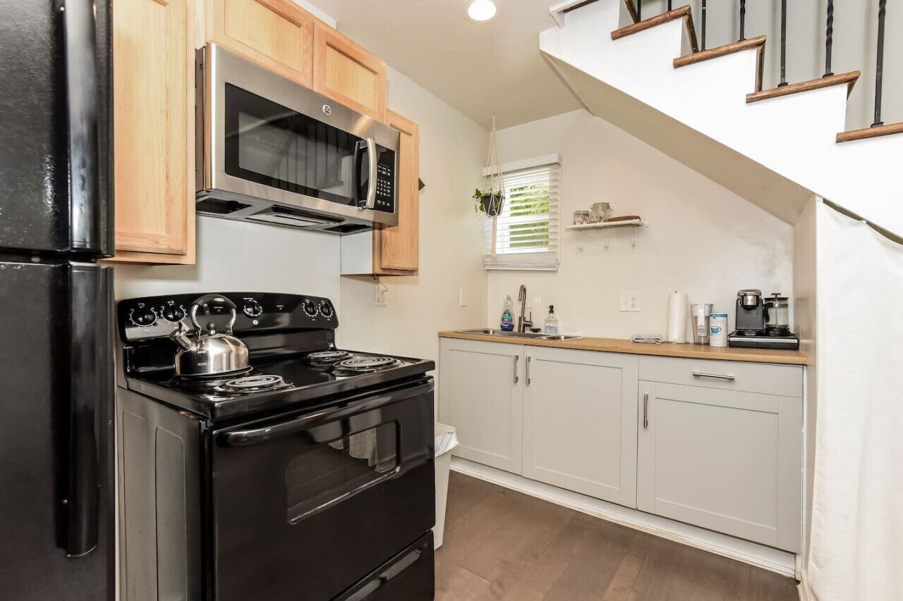 Kjøleskap, mikrobølgeovn, ovn og kokeplater