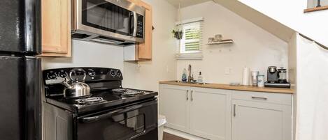 Køleskab, mikrobølgeovn, ovn, kogeplade