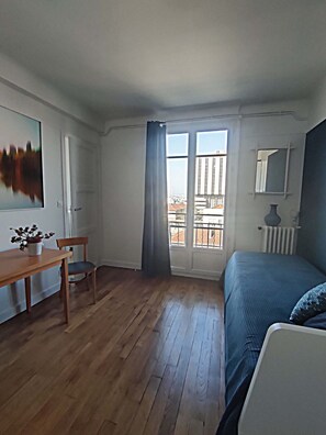 1 bedroom, iron/ironing board, WiFi, bed sheets - 1 Bedroom Apartment in Paris (Paris)