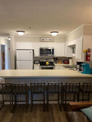 Réfrigérateur, micro-ondes, lave-vaisselle, cafetière/bouilloire