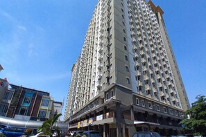 Front of property - Hotel O Gateway Cicadas By Hj Property (Bandung)