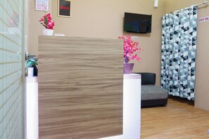 Reception - Hotel O Gateway Cicadas By Hj Property (Bandung)