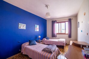 2 dormitorios, tabla de planchar con plancha, ropa de cama