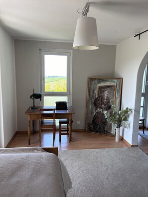 2 habitaciones, tabla de planchar con plancha, wifi y ropa de cama 