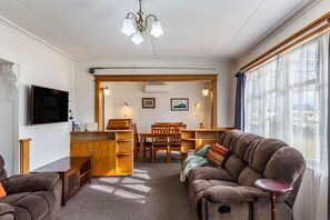 TV - Rick`s Bach - Central, Kiwi Bach (Taupō)