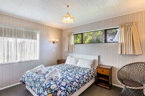 3 bedrooms, iron/ironing board, WiFi, bed sheets - Rick`s Bach - Central, Kiwi Bach (Taupō)