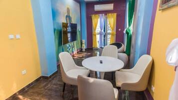 Appartement Confort, balcon | Aire de séjour