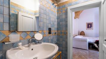 Doccia, asciugacapelli, asciugamani, sapone