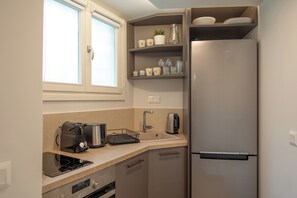 Fridge, oven, stovetop, coffee/tea maker