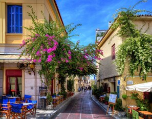 Outdoor dining - Apt 6 ground floor studio with patio (Athens)