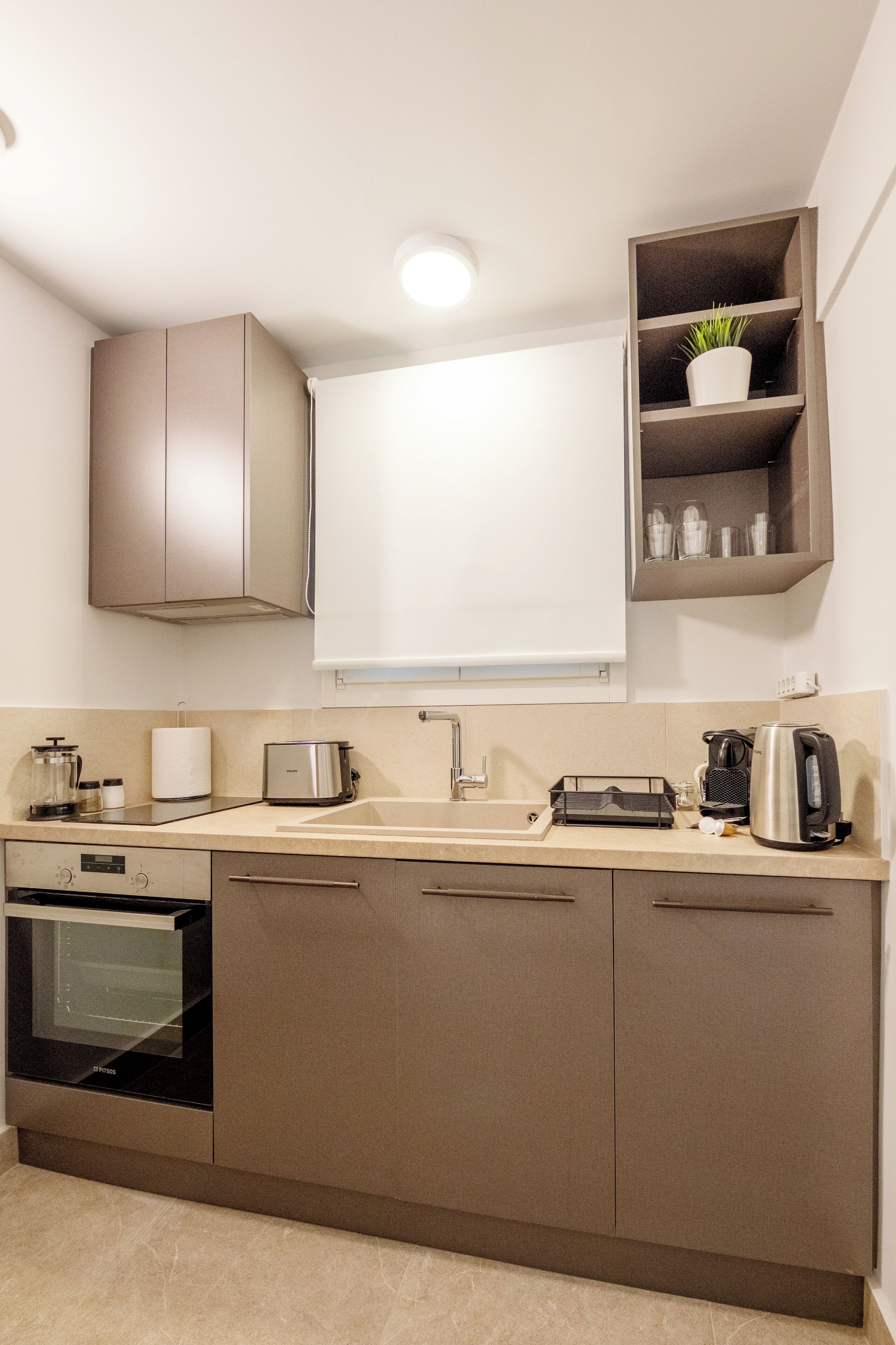 Kylskåp, ugn, spishäll och kaffe- och tebryggare