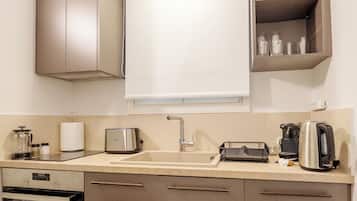 KylskÄp, ugn, spishÀll och kaffe- och tebryggare