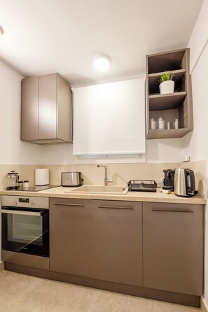 Køleskab, ovn, kogeplade, kaffe-/temaskine