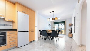 Fridge, microwave, oven, coffee/tea maker - Elegant 2 Bed 2 Bath Apartment , Pool, Views, Parking REF010 (Benalmádena)