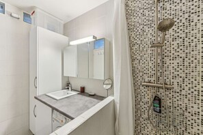 Shower, hair dryer, towels - Chic and confortable apart, with parking and balcony (Levallois-Perret)