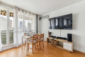 Dining - Chic and confortable apart, with parking and balcony (Levallois-Perret)