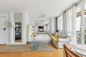 TV - Chic and confortable apart, with parking and balcony (Levallois-Perret)