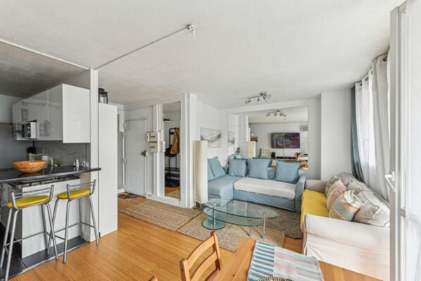 TV - Chic and confortable apart, with parking and balcony (Levallois-Perret)