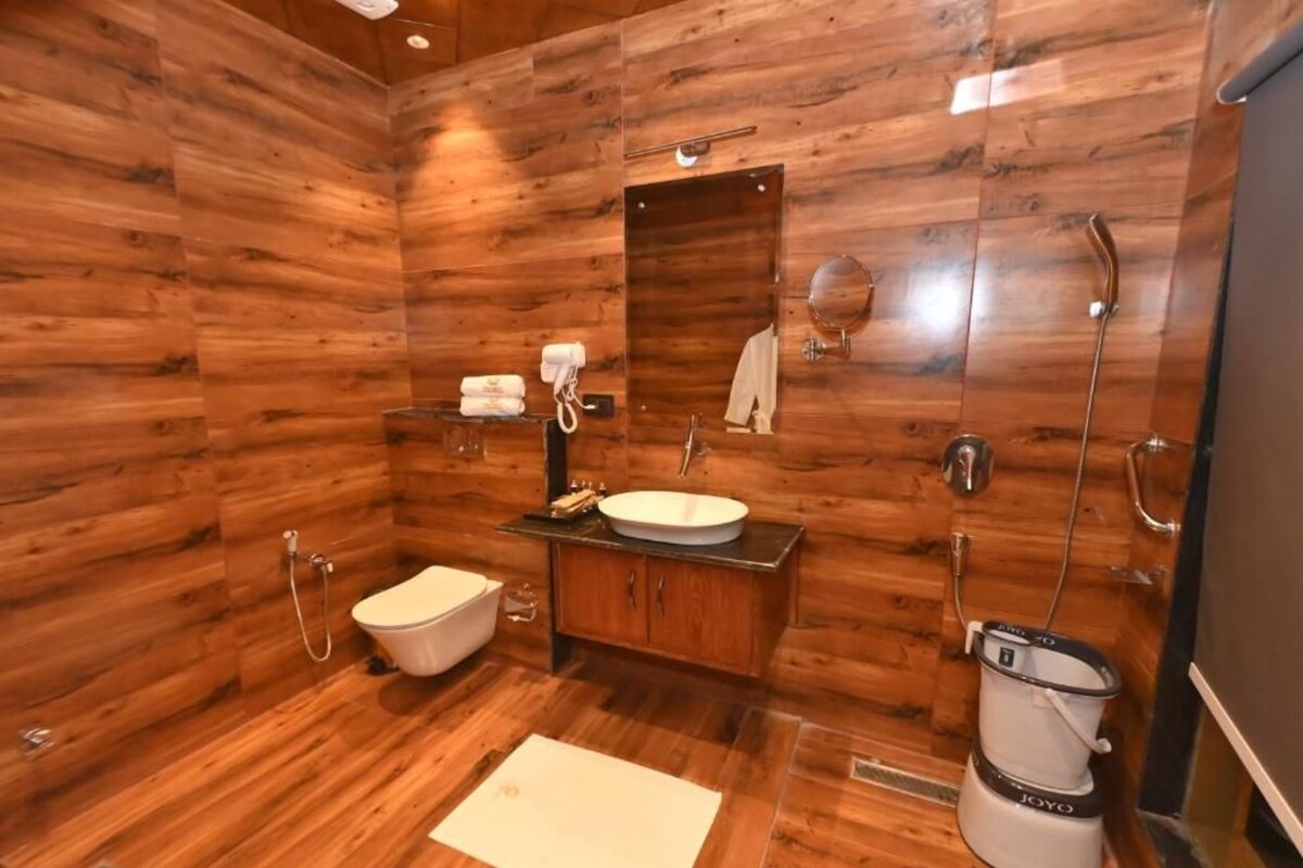Bathroom | Shower, free toiletries, slippers, towels