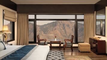 Een kluis op de kamer, een bureau, verduisterende gordijnen