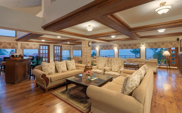 Bar (on property) - Koti Resort Shimla, a member of Radisson Individuals Retreats (Shimla)