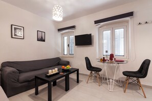 TV - Kampielo Studio by Konnect, in the heart of Old Town (Corfu)