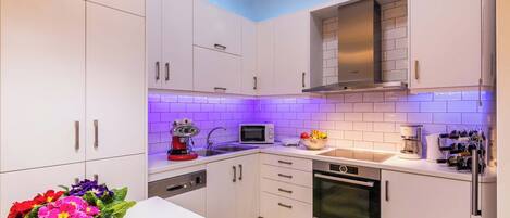 ثلاجة، ميكروويف، فرن، موقد طهي مسطح