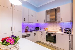 Kylskåp, mikrovågsugn, ugn och spishäll