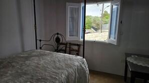 1 slaapkamer, een strijkplank/strijkijzer, gratis wifi, beddengoed
