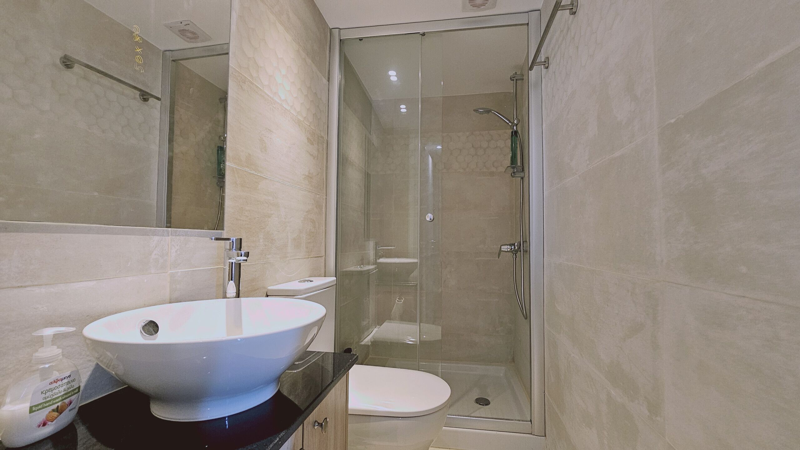Een douche, een haardroger, handdoeken
