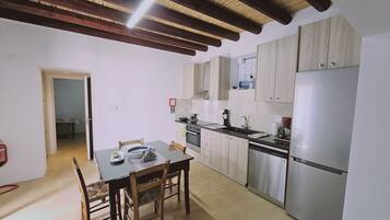 Fridge, oven, dishwasher, coffee/tea maker