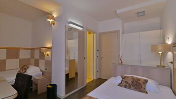 Economy-værelse - flere senge - byudsigt | 1 soveværelse, premium-sengetøj, dundyner, minibar