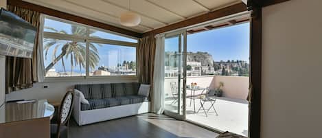 Habitación Deluxe, Terraza, vista al mar | 1 habitación, ropa de cama de alta calidad, edredón y minibar