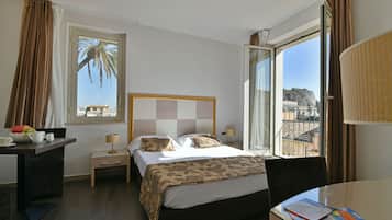 Camera, 1 letto matrimoniale | Biancheria da letto di alta qualità, copriletto in piuma, minibar