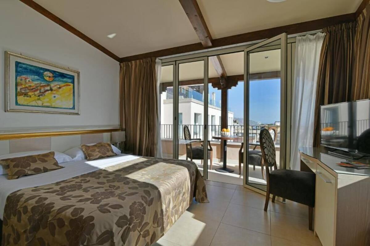 Premium bedding, down comforters, minibar, in-room safe