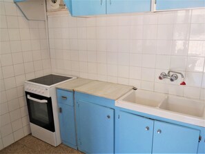 Kühlschrank, Mikrowelle, Ofen, Wasserkocher mit Kaffee-/Teezubehör